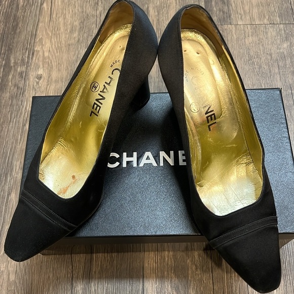 CHANEL Vintage Cap Toe Pumps Block Heels Black Suede Slip On Shoes Size 8.5 - Picture 1 of 15